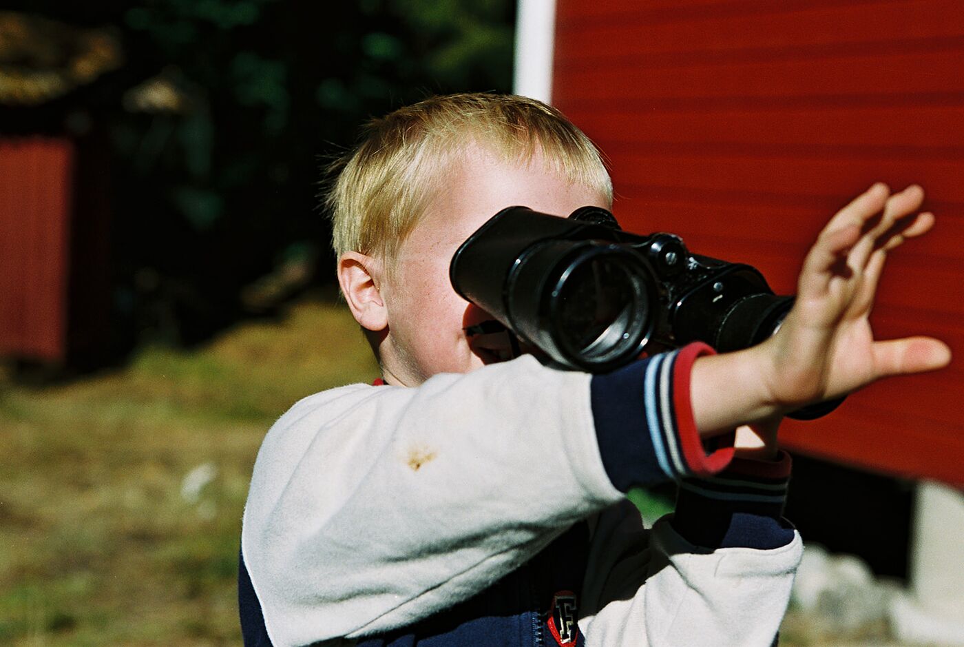 Aktuellt – Stories, Kalender, Kurser & Omvärld Barn som tittar i kikare
