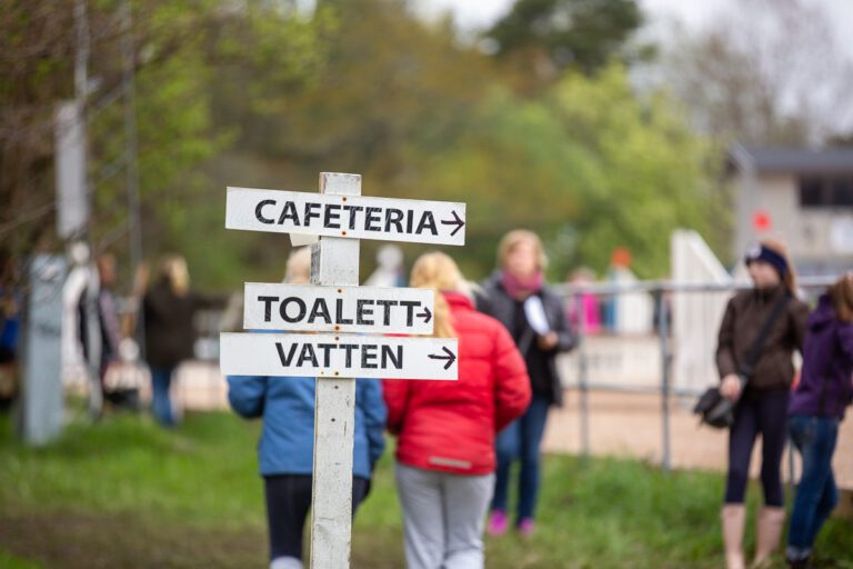 Skyltar vid ett evenemang