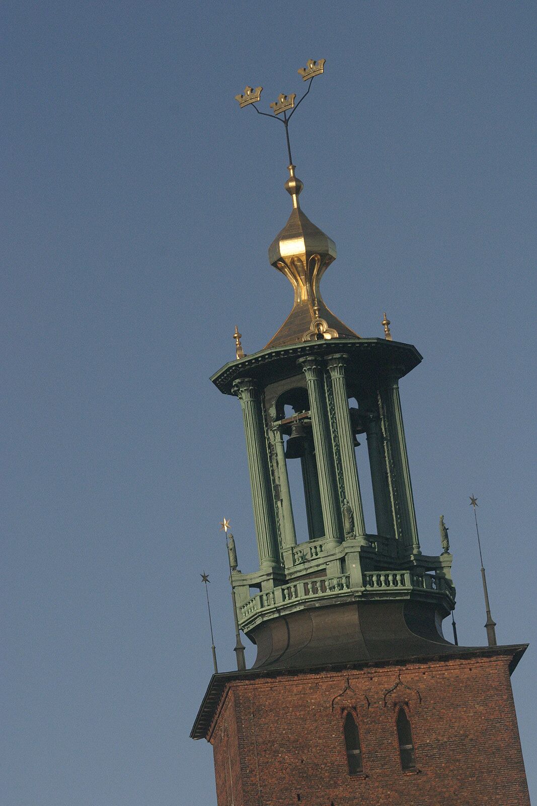 EU AI Act och GDPR 2026: vad gäller för en vanlig svensk webbplats? Stadshusets torn mot himlen